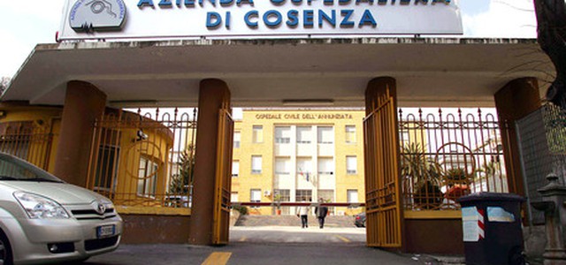 Donna muore in ospedale a Cosenza, indagine dopo denuncia famiglia