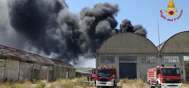 Incendio in capannoni abbandonati