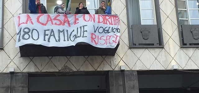 Il comitato Prendo Casa protesta e occupa il primo piano di Palazzo dei Bruzi