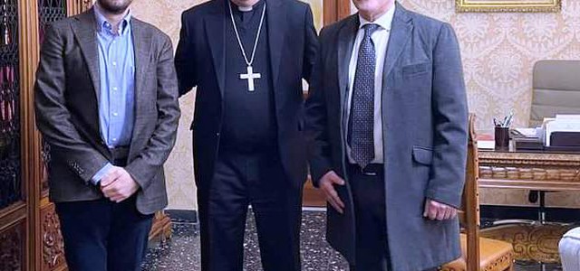 Consegnata all’Arcivescovo Metropolita di Catanzaro-Squillace mons. Maniago la statuina del Presepe 2022: la florovivaista.
