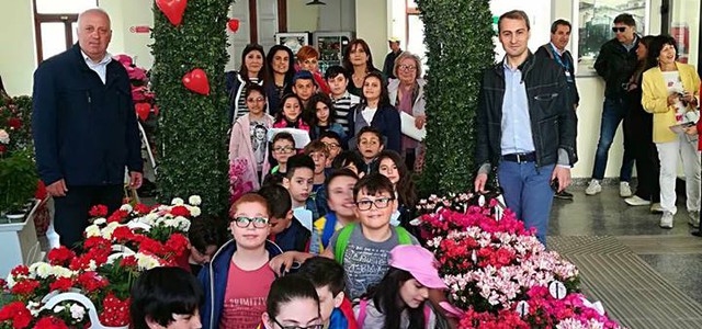 Grandi e piccini in funicolare per la Festa dei Fiori