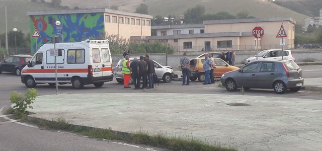 Incidente nei pressi di una scuola nel quartiere Corvo, A Voce Alta: "E' l'ennesimo"