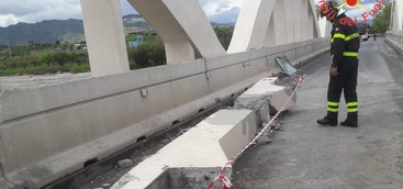 Ponte Gallipari - Camion abbatte la trave di giunzione di un'arcata