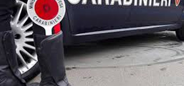 DONNA NASCONDEVA L’EROINA IN CASA FRA I VESTITTI: ARRESTATA DAI CARABINIERI.