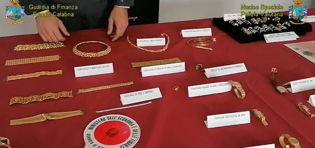 Maxi truffa ai danni di oltre cento risparmiatori, sequestro beni da 1,5 milioni: tre indagati