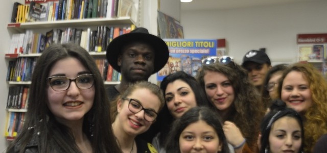 Tantissimi ragazzi accorsi alla Ubik per il nuovo libro di Antonio Dikele
