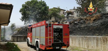 Incendio sterpaglie e canneto in prossimità delle abitazioni a Centrache