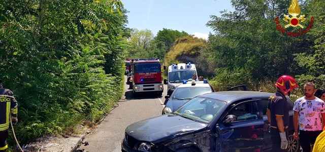 Incidente a Vibo, auto precipita in un burrone