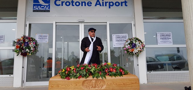 Celebrato il "funerale" dell'aeroporto di Crotone