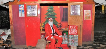 A Cosenza alla Villa Vecchia la casetta di Babbo Natale, che attende le letterine di tutti i bambini