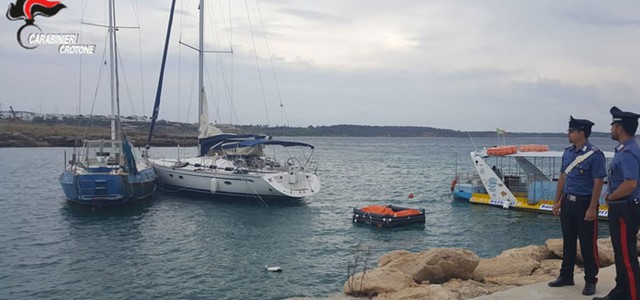 Rubano barca a vela dopo sbarco migranti, due arresti