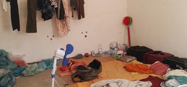 Migranti pagavano per vivere tra rifiuti