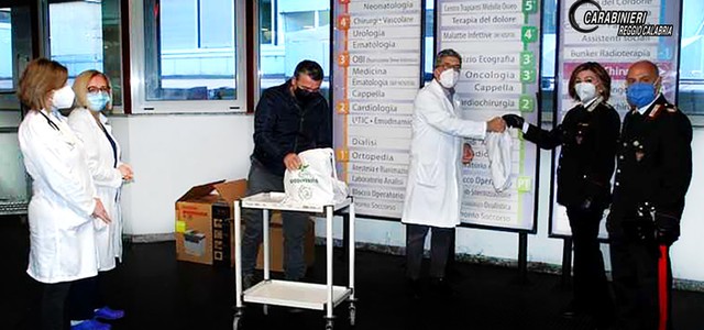 Epifania - i carabinieri portano i doni ai bambini del reparto pediatria di Reggio