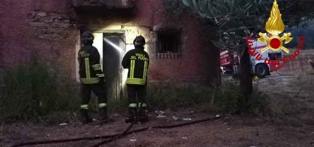Incendio a casolare con materiale atipico