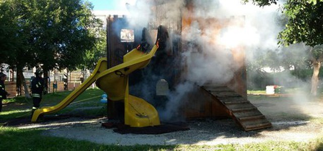 Incendio in parco giochi, ipotesi dolo
