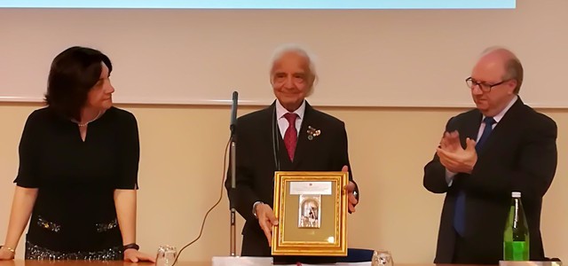 Una targa speciale dell’amministrazione comunale di Catanzaro al grande fisico Zichichi