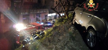 Travolge quattro auto in sosta, ferito 21enne a Catanzaro