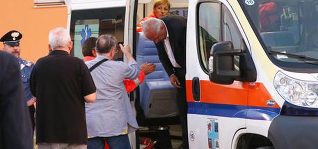 Walter Veltroni morso da un cane a Festa dell'Unita