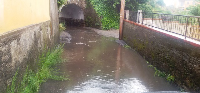 Piove ed il tratto che porta da via Lenza a via Orti si allaga