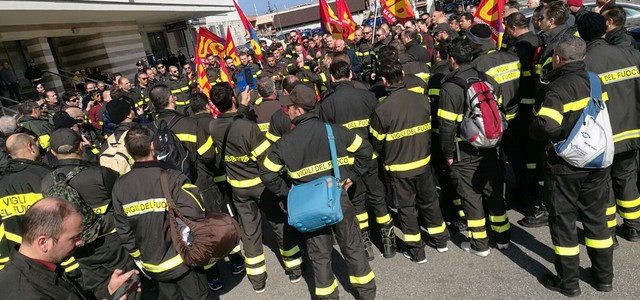 Vigili del Fuoco, delegazione dei lavoratori della mobilità in deroga e Usb ricevuti dal Prefetto