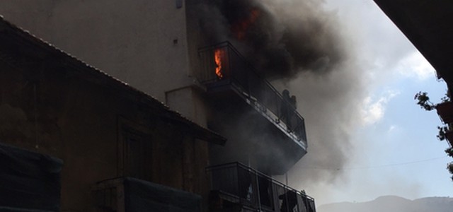 Incendio divampa in edificio disabitato