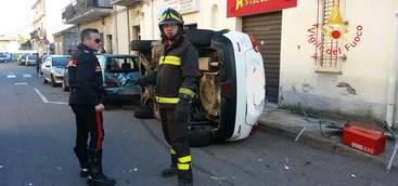 Scontro tra due auto nel quartiere Santa Maria, una si ribalta: feriti