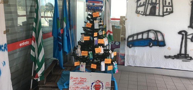 I Licenziati Carrefour di Crotone fanno albero di Natale