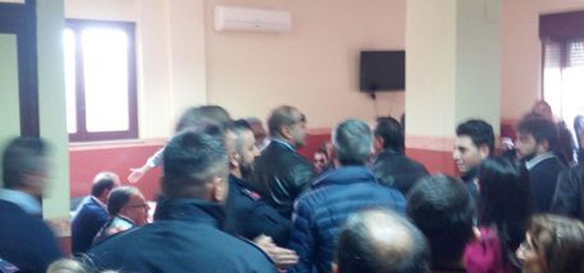 Congresso Pd agitato, interviene la polizia