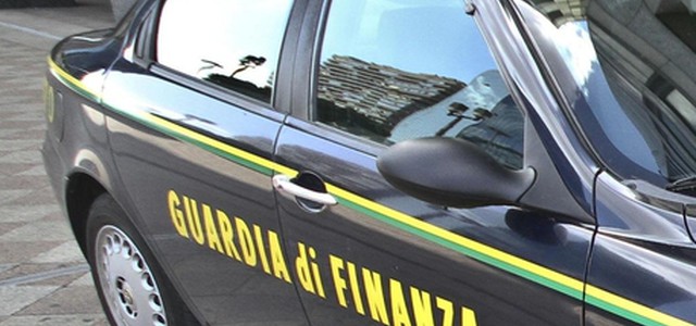 Trovata auto con esplosivo a Livorno, 4 cariche collegate