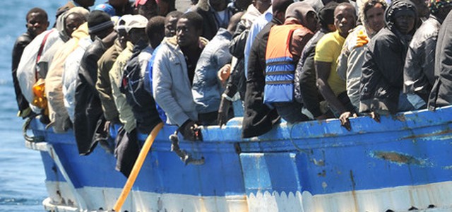 Collisione nave-barca migranti, si temono 30 vittime