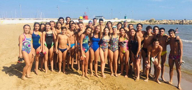 Piscina comunale chiusa - i ragazzi del nuoto e della pallanuoto si allenano al mare