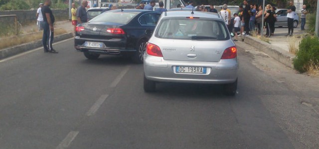 Ultima ora: Traffico bloccato su Viale Isonzo, protesta dei residenti per la mancanza d'acqua