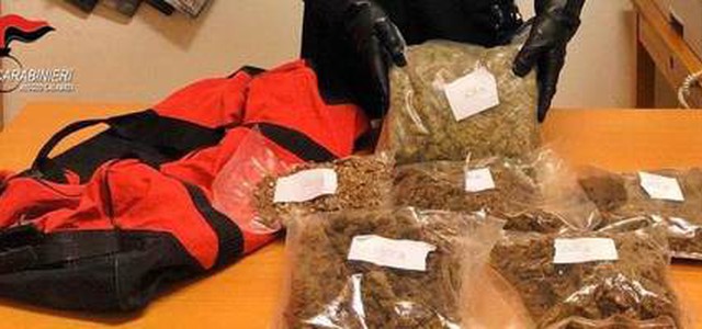 Aveva in garage un borsone in cui erano nascosti due chili di marijuana, arrestato.