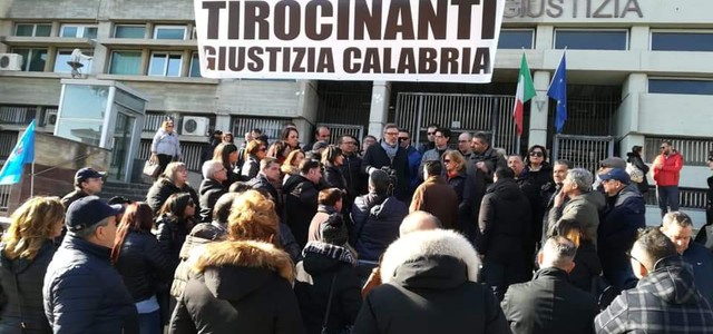 Sit- in Tirocinanti Giustizia, dipendenti e funzionari affiancano i manifestanti
