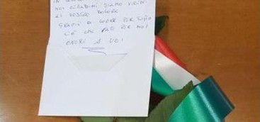 "In questo giorno di dolore noi cittadini vi siamo vicini..." una rosa e un biglietto davanti Questura