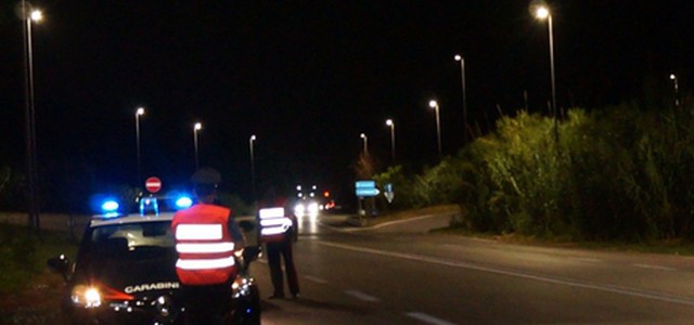 Spari contro vetrata pizzeria piena di persone, arrestati