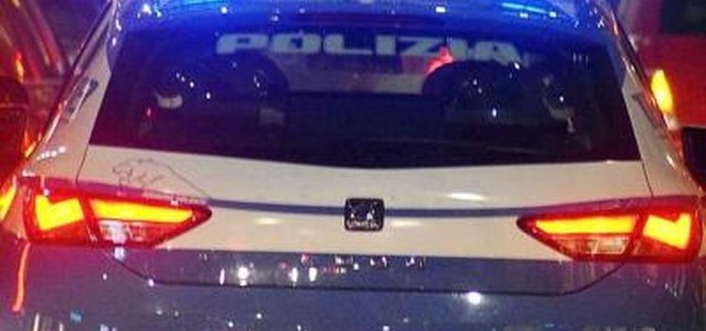 Rubano un ciclomotore in pieno centro a Catanzaro, Polizia li intercetta ed arresta uno dei ladri