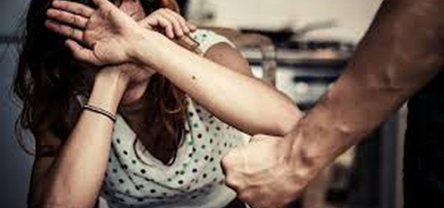 Perseguita moglie nonostante allontanamento: arrestato
