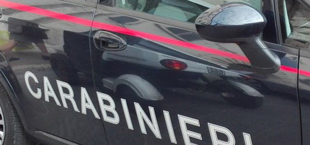 Chiede soldi a genitori che rifiutano, sfonda con l'auto il cancello di casa