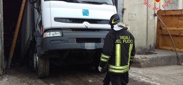 Automezzo compattatore Daneco dentro buca scarico rifiuti, recuperato dai vigili del fuoco