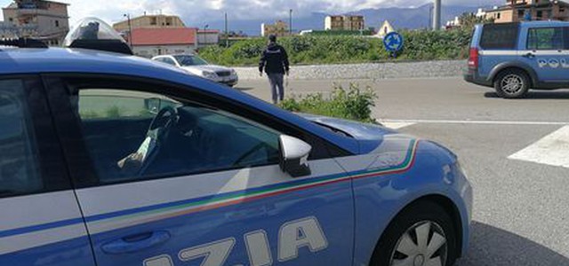 Forza porta di casa del datore di lavoro, arrestata