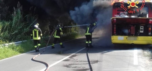 Autobus Amc in fiamme: era in manutenzione e fuori servizio