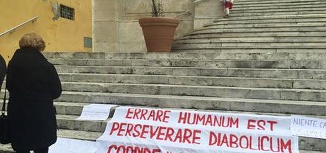 Massa, indagati prete e il vescovo