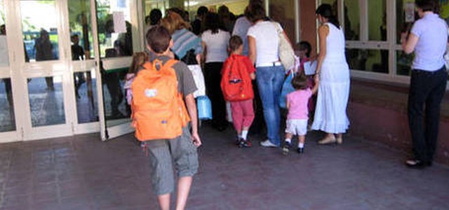 Rimprovera alunno, genitori rompono costola all'insegnante