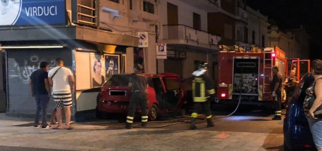 Auto in fiamme in pieno centro nella notte, nessun ferito