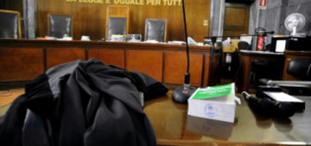 Paura a Vibo, imputato tenta di rubare pistola in aula