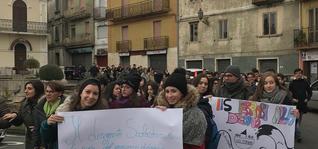 Va via la dirigente scolastica: studenti in piazza