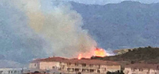 Incendio a Catanzaro, in fiamme zona nei pressi di rione De Filippis