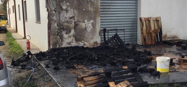In fiamme capannone, danni ad un'auto in sosta