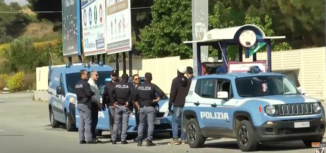 Blitz della polizia, controlli ad immigrati a Catanzaro Lido (VIDEO)